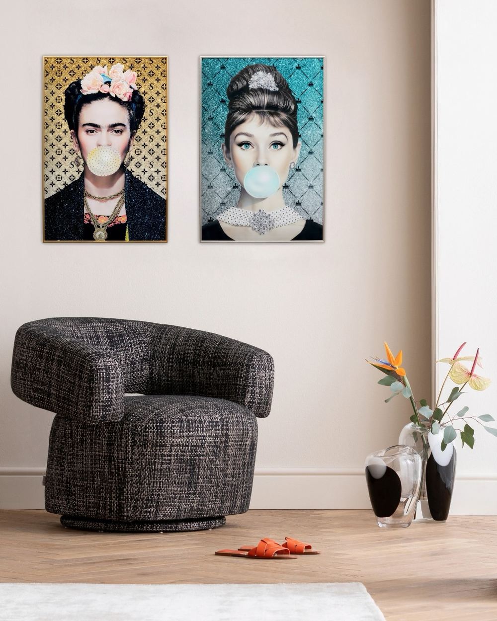 Cuadros decorativos sobre una butaca